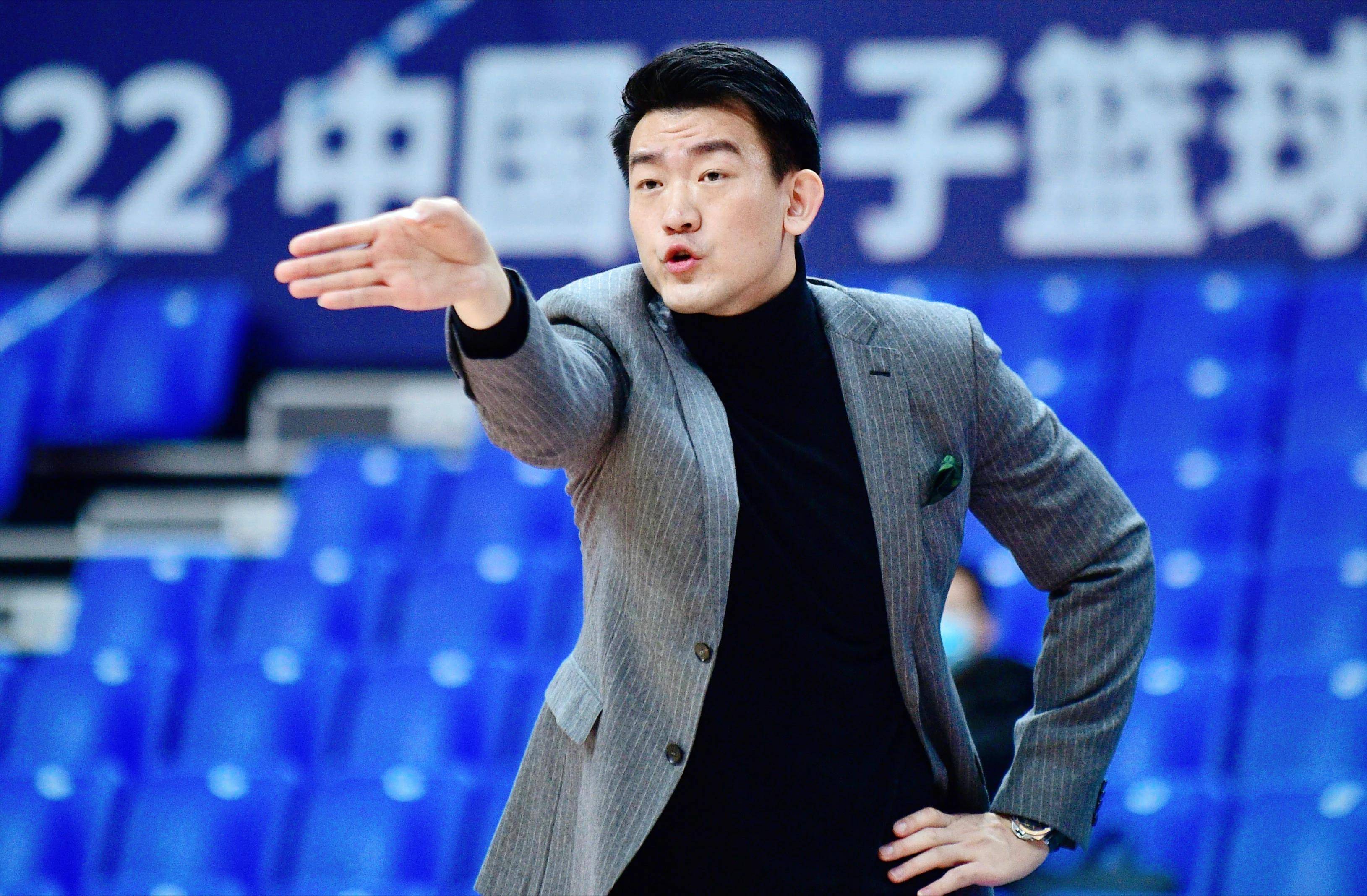 主教练突发伤情，球队备战计划出现变动的简单介绍