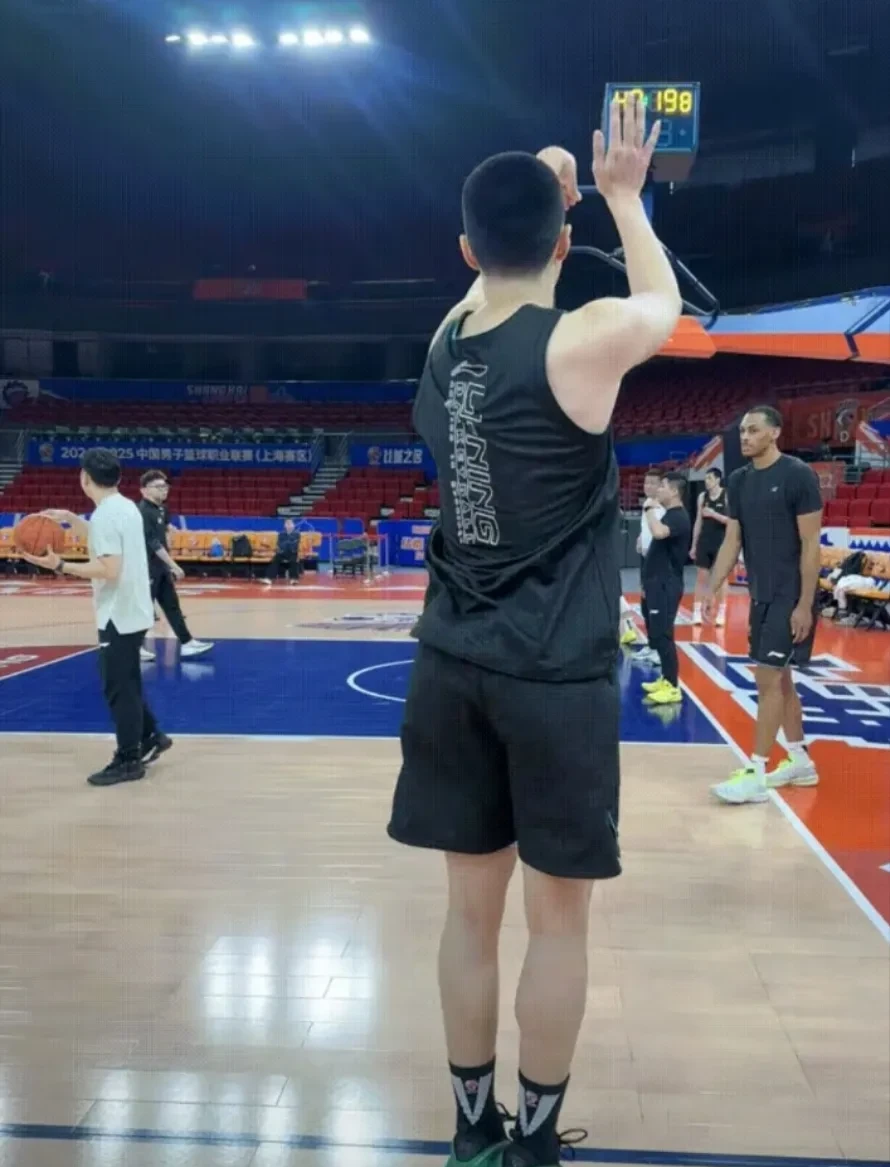 上海队逆转广东队，麦科勒姆高光表现的简单介绍