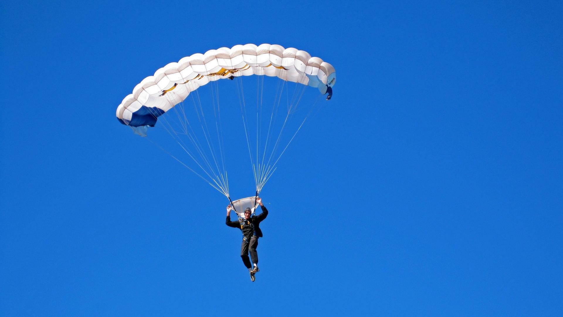活塞碾压勇士,霍勒迪在F1街道赛接管比赛